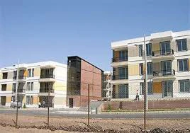 مسکن‌مهر منوجان به هر بادی می‌لرزد!